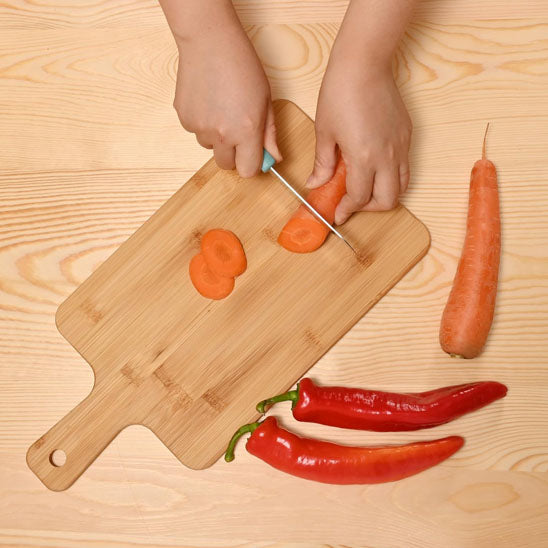 Planche decouper bois carottes piments