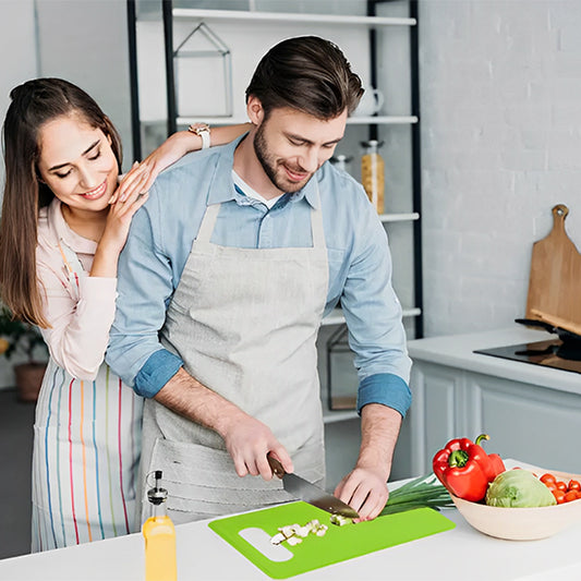 homme femme découpe légumes