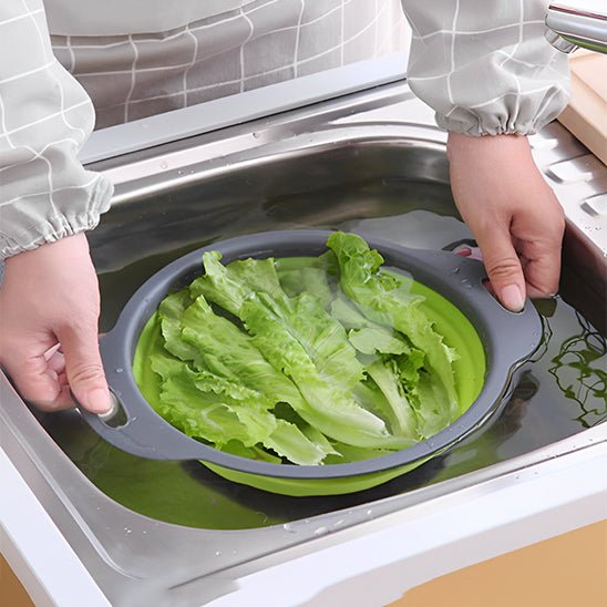 passoire avec feuilles salades