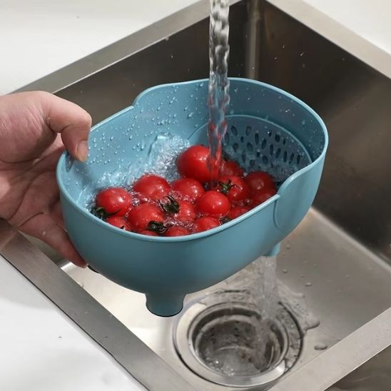passoire bleu avec tomates