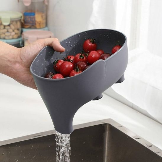 passoire gris avec tomates