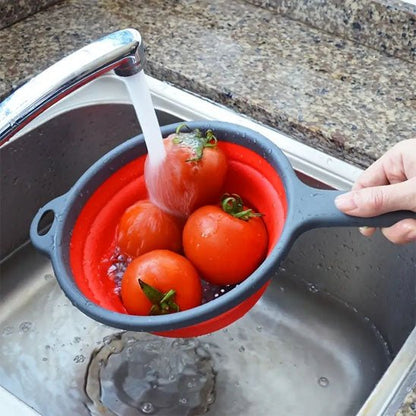 passoire rouge avec tomates