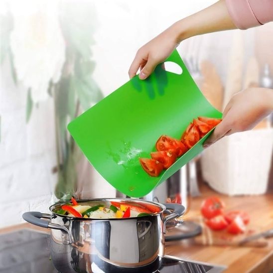 planche a decouper vert tomate coupe